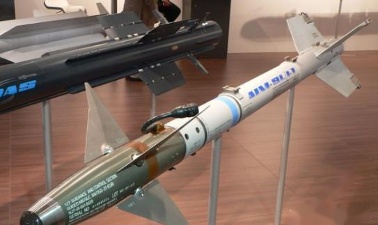 紅外制導(dǎo)導(dǎo)彈，靠追逐熱源捕捉目標(biāo)，向著太陽飛能否躲避？