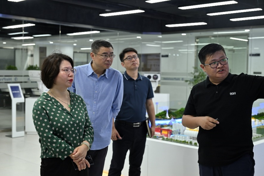 合肥市包河區(qū)區(qū)長李煒陪同高新區(qū)管委會副主任錢文一行調(diào)研航譜時代