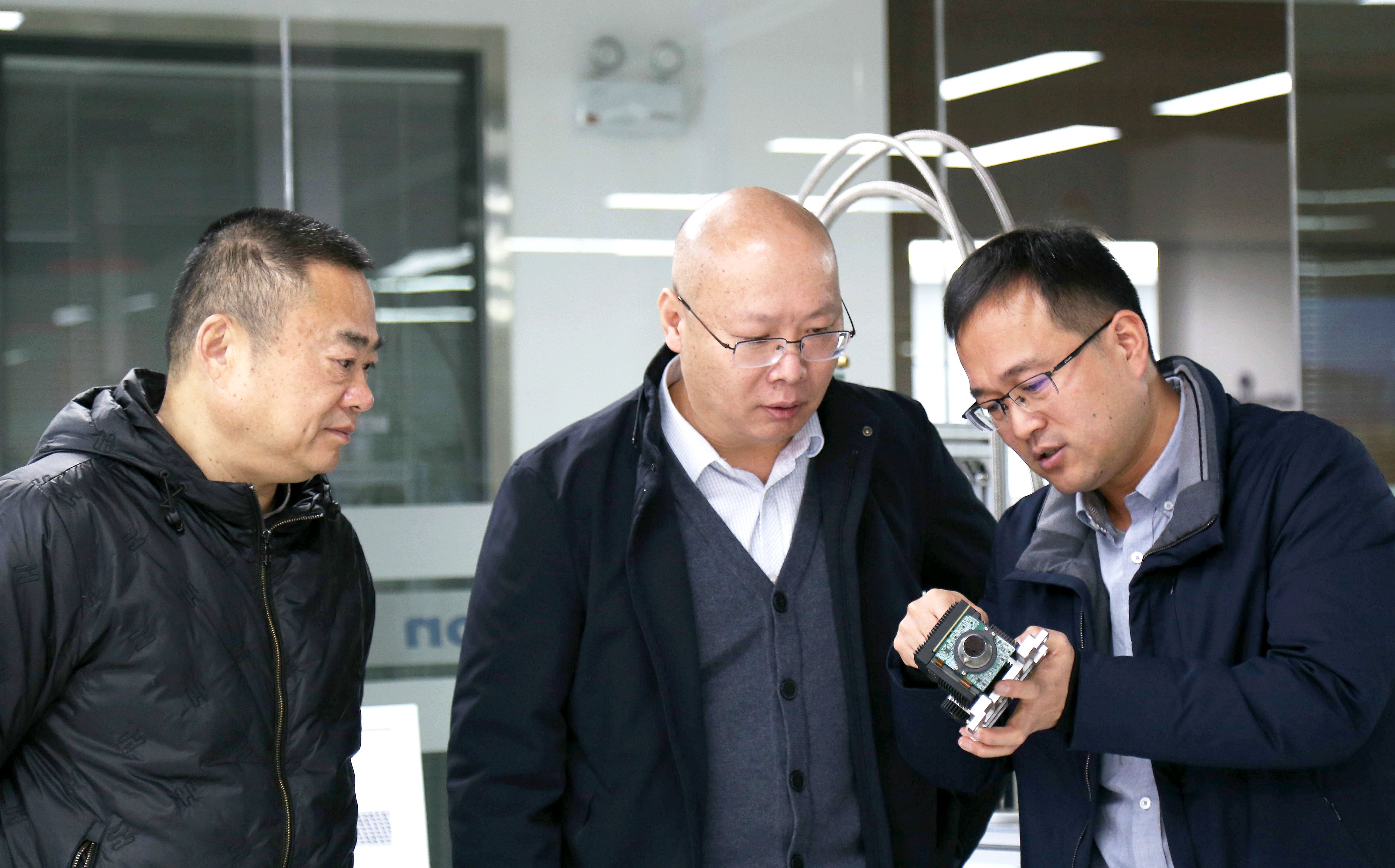 中國(guó)石化石勘院合肥中心總經(jīng)理?xiàng)顐ダ恍懈昂阶V時(shí)代參觀交流