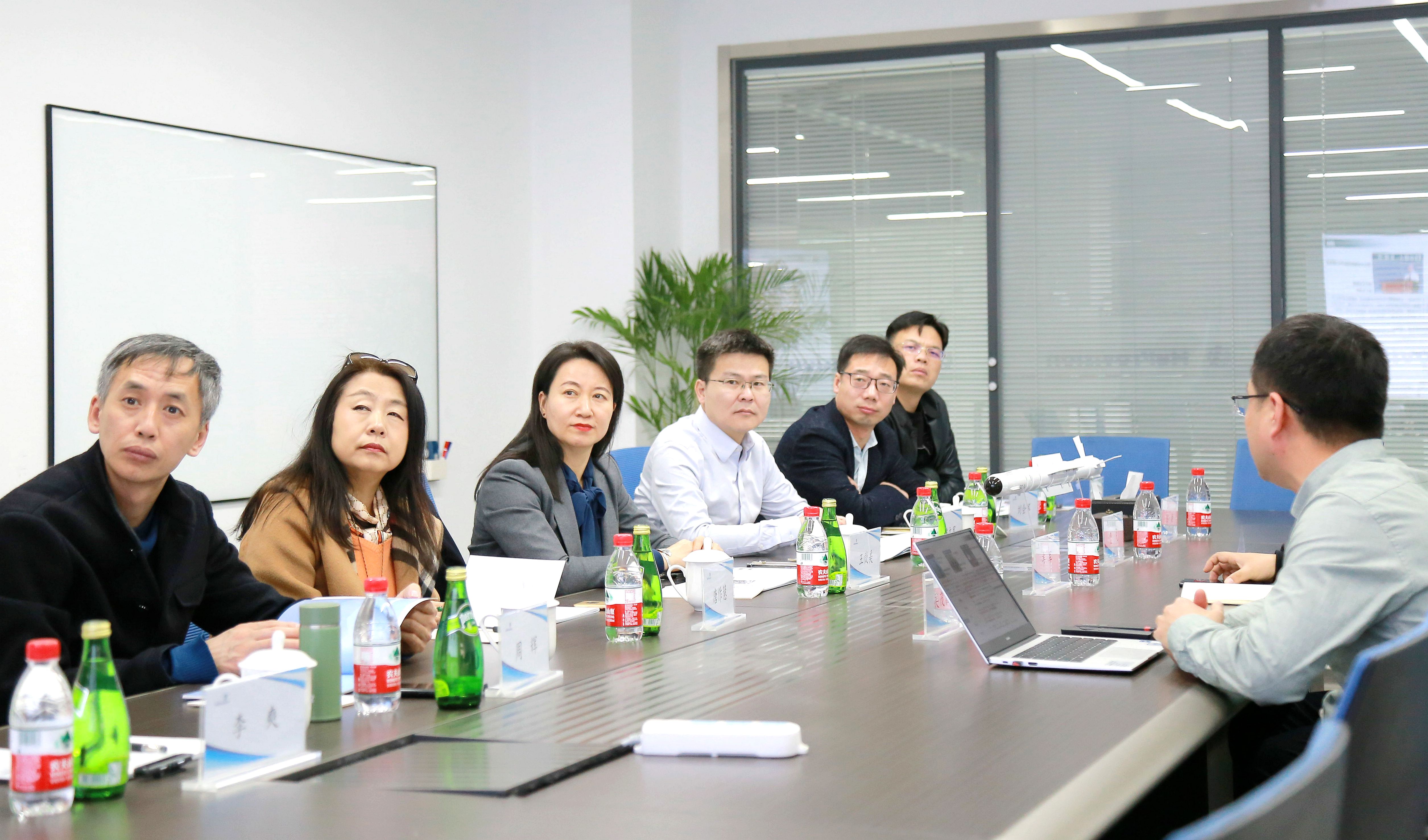 中國(guó)石油大學(xué)（華東）校長(zhǎng)助理、校友總會(huì)秘書(shū)長(zhǎng)王效美一行赴航譜時(shí)代參觀交流